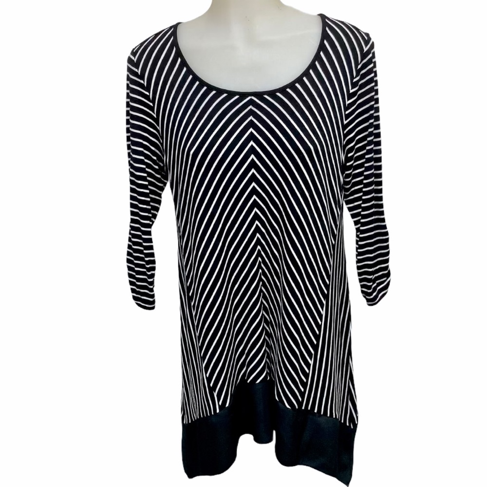 Chico’s Logan-look 3/4 Sleeves Scoop Black White Asymmetrical Top Sz Sma…